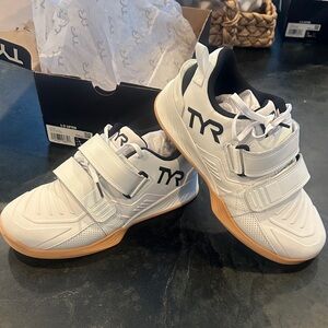 L-2 lifter TYR White and Black -brand new in box